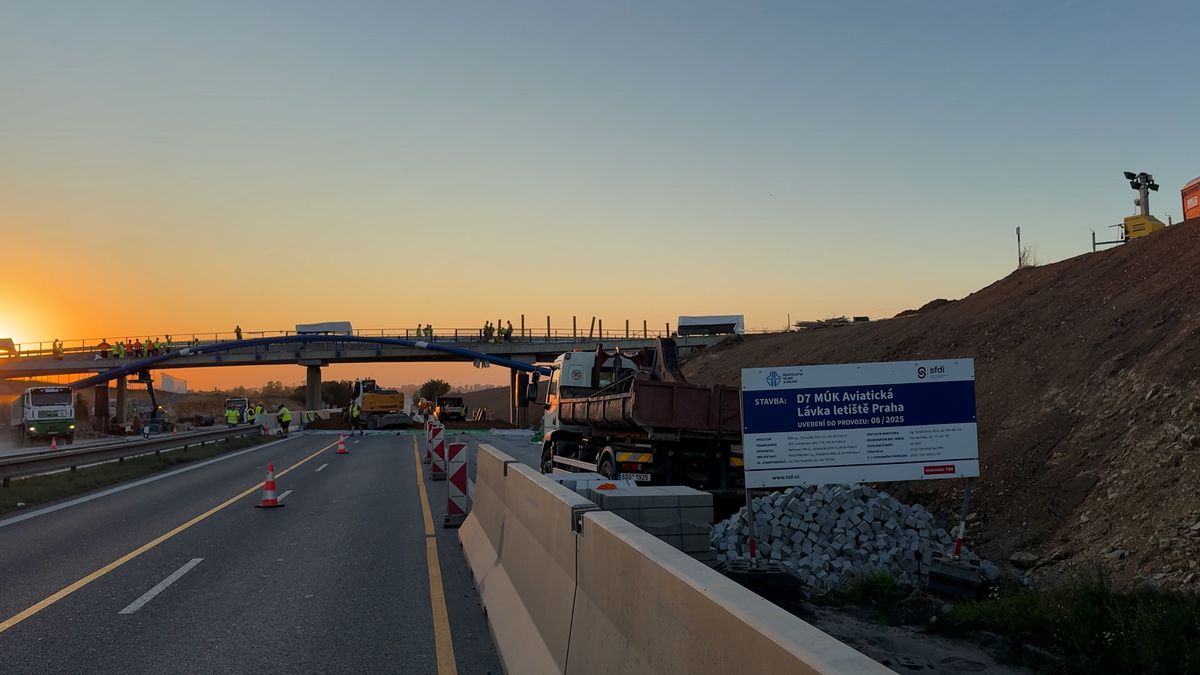Začala demolice lávky u pražského letiště. Dálnice D7 je až do nedělního dopoledne uzavřena